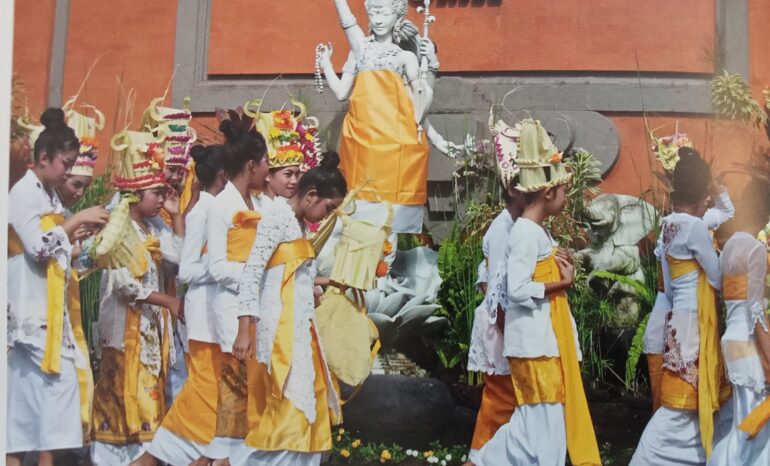 বছরে দু’বার সরস্বতী দিবস পালিত হয় ইন্দোনেশিয়ার বালিতে